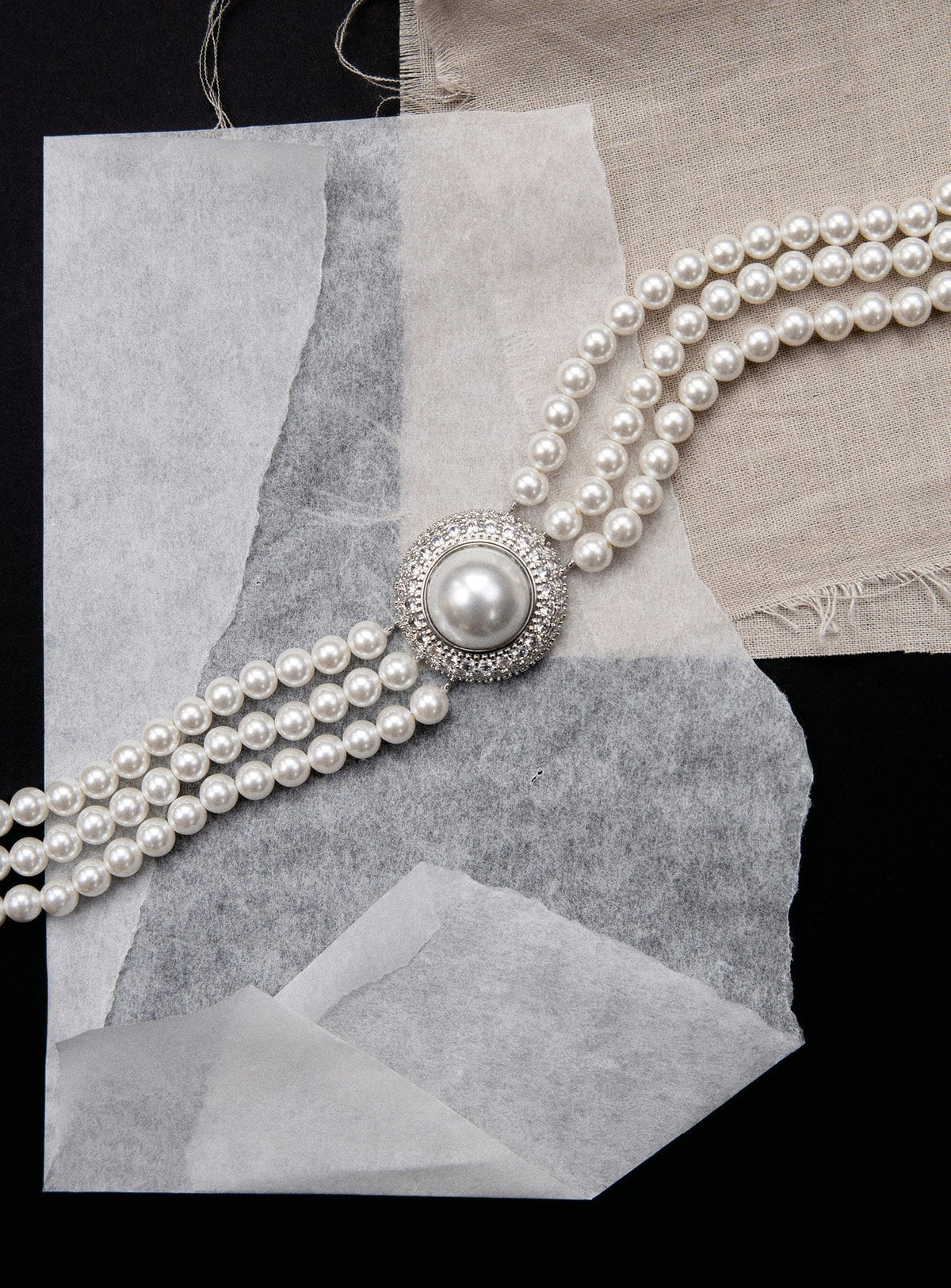 Gümüş İnci ve Kristal Detaylı Choker Kolye
