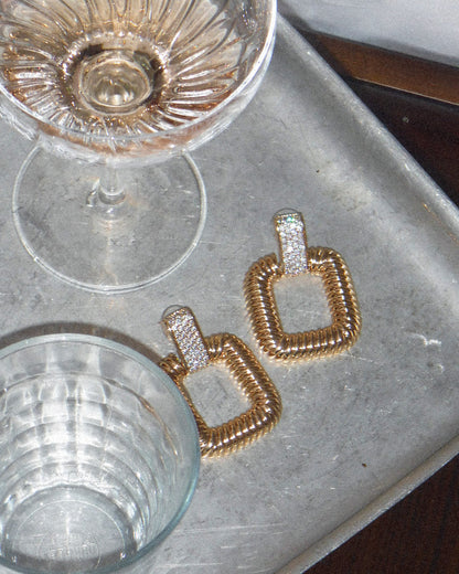 Altın Kristal Detaylı Kare Küpe