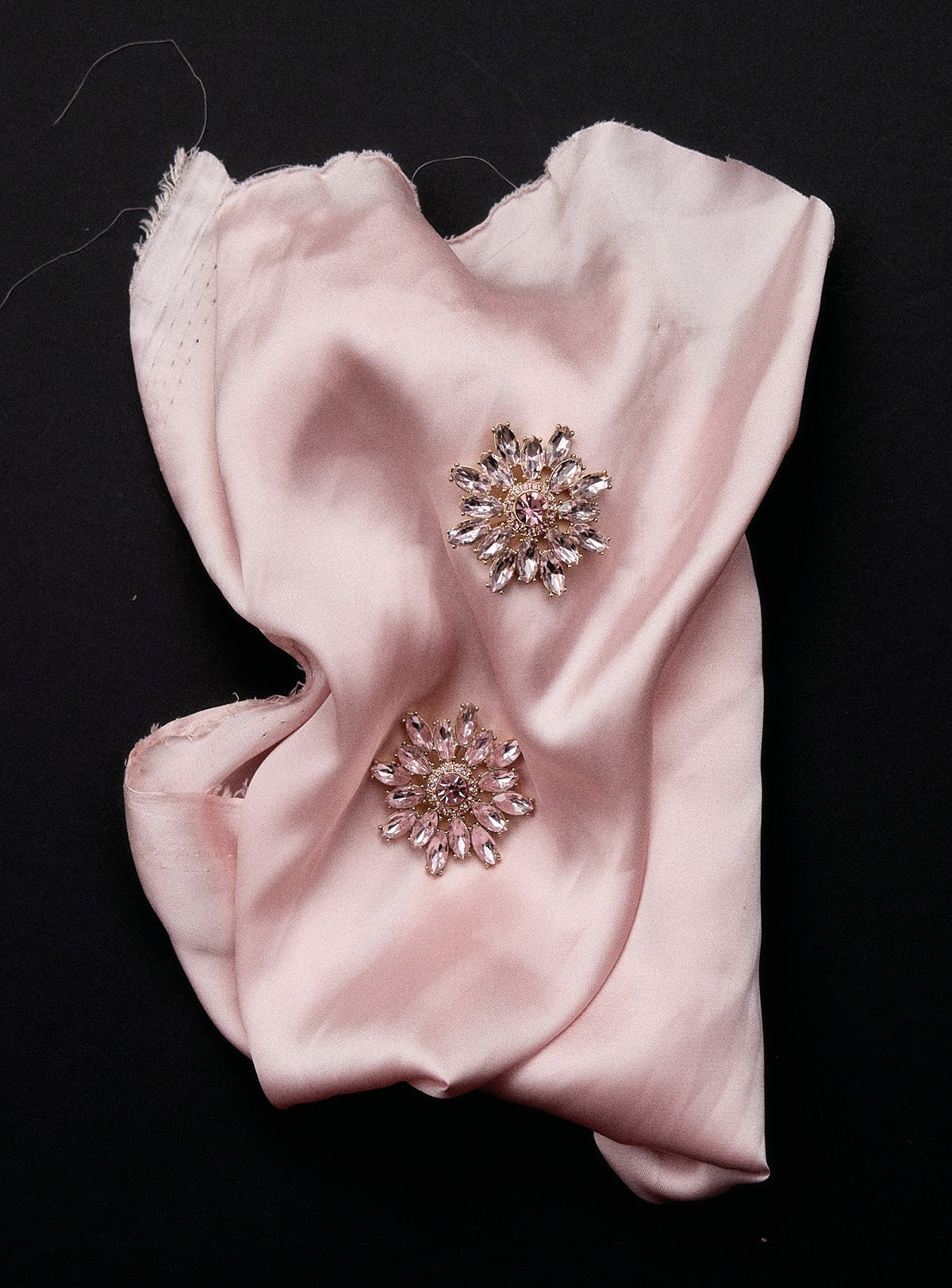 Pembe Kristal Çiçek Detaylı Küpe