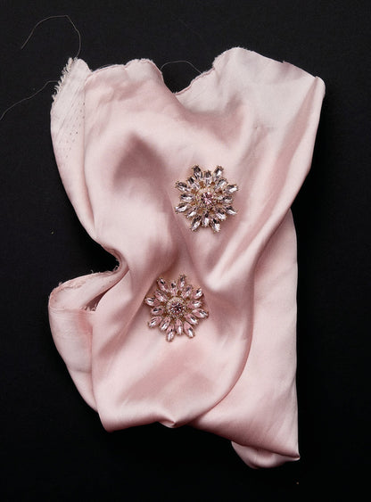 Pembe Kristal Çiçek Detaylı Küpe
