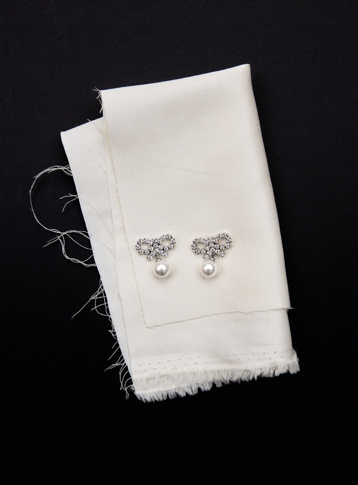 Gümüş Kristal Fiyonk ve İnci Detaylı Küpe