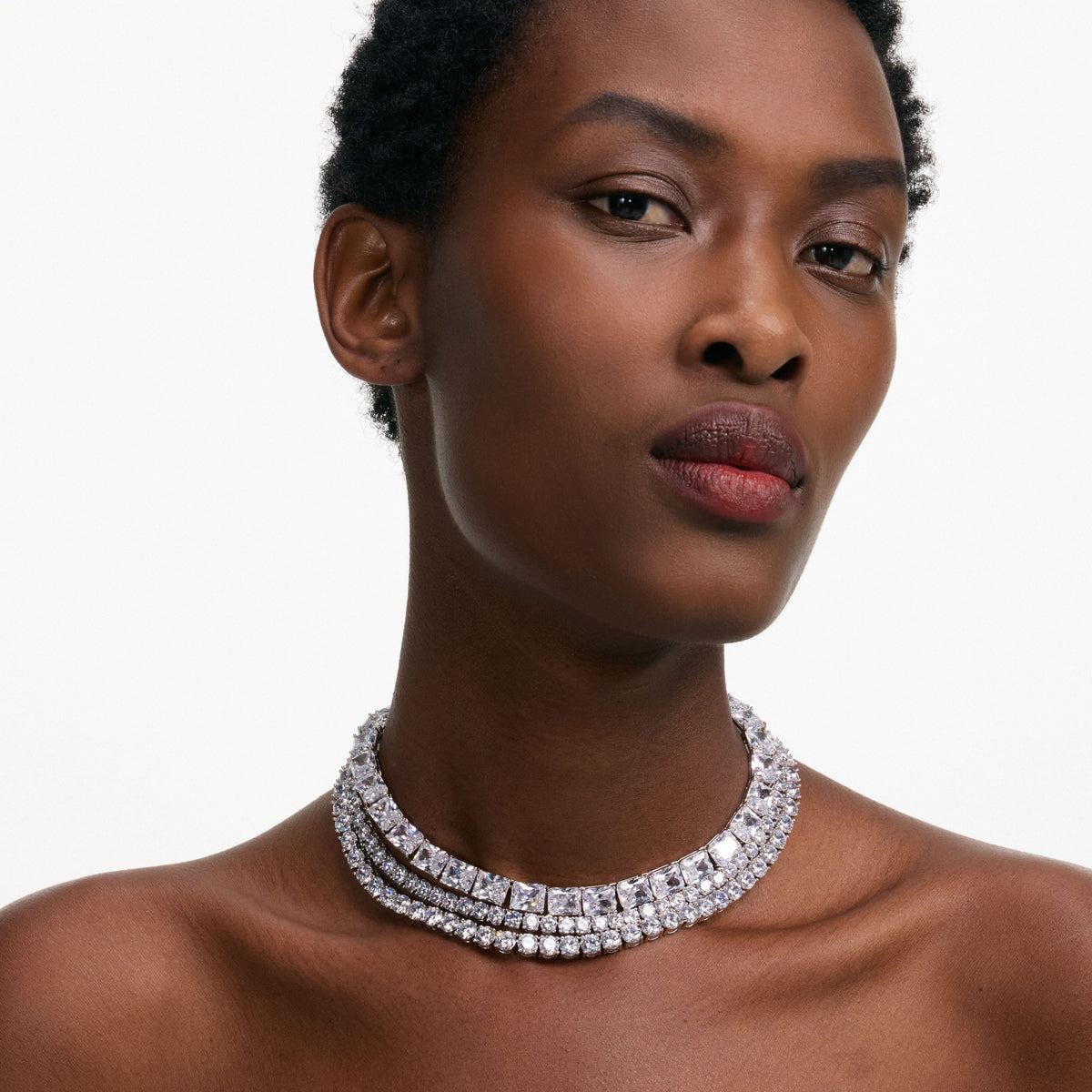 Gümüş Çoklu Kristal Detaylı Choker Kolye