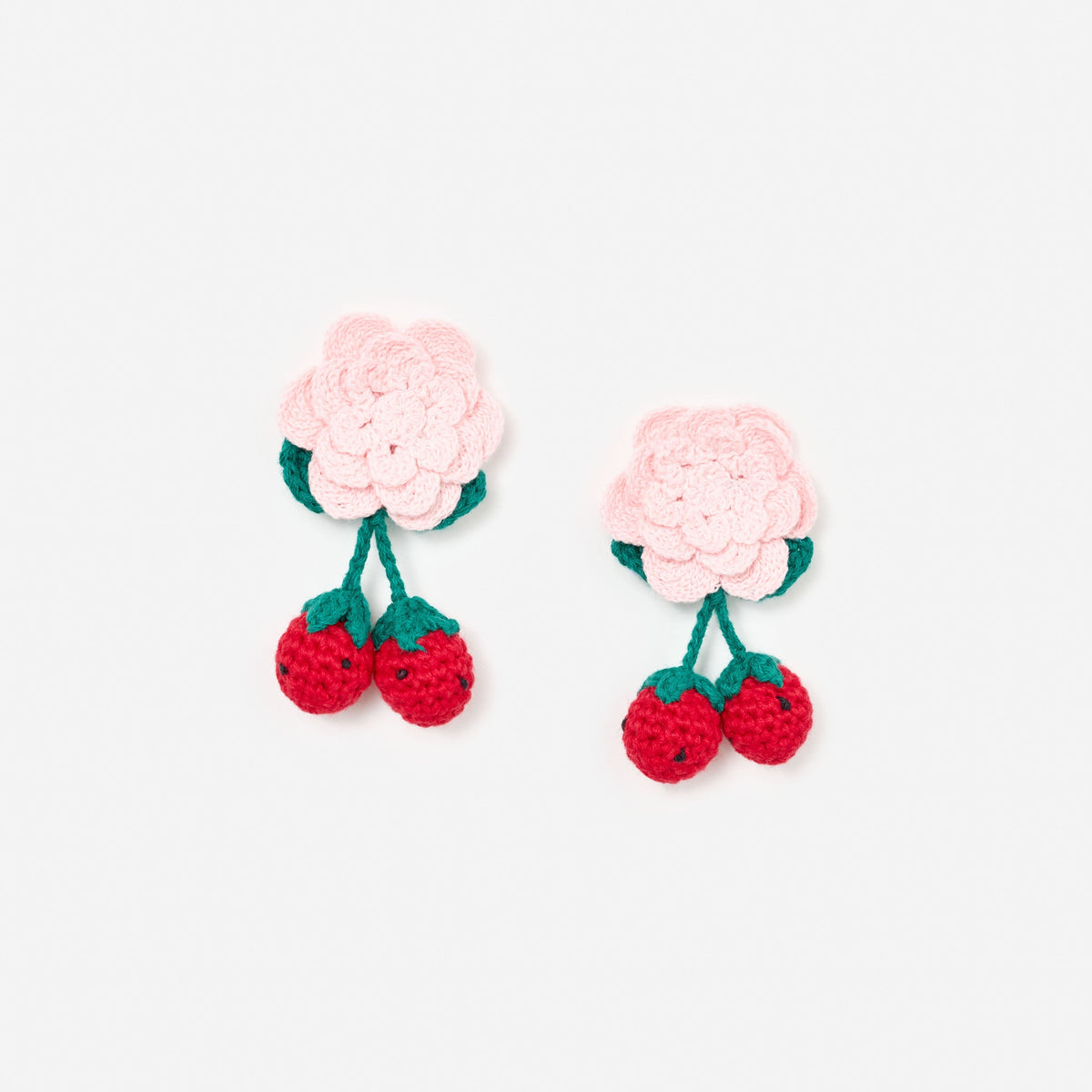 Pembe Çiçek ve Çilek Motifli Örme Çocuk Saç Tokası