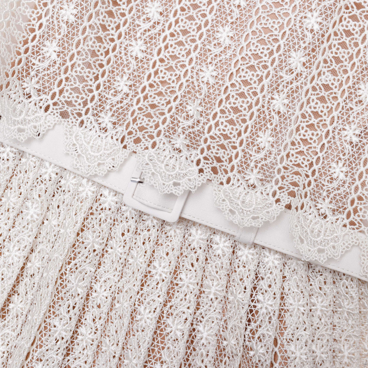 Krem Organze Dantel Detaylı Pilili Mini Elbise