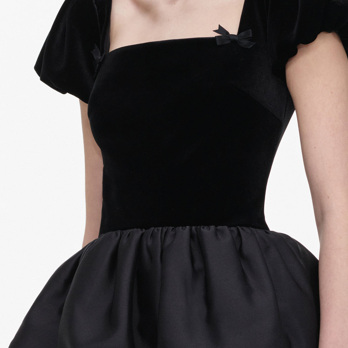 Siyah Kadife Balon Peplum Detaylı Midi Elbise